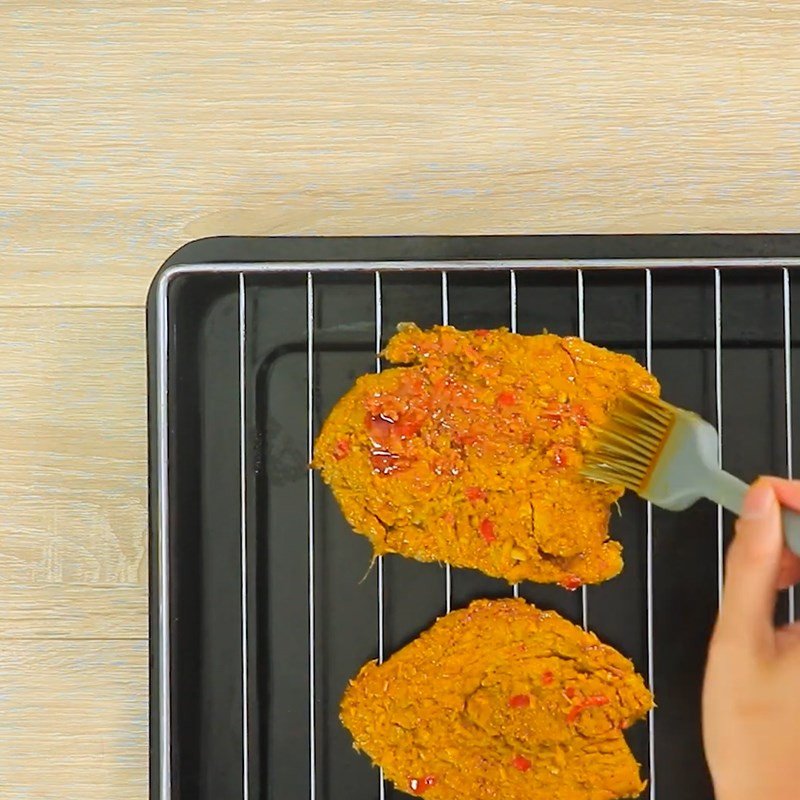 Thịt lợn đang được nướng trong lò để trở thành món bò khô giả thơm ngon