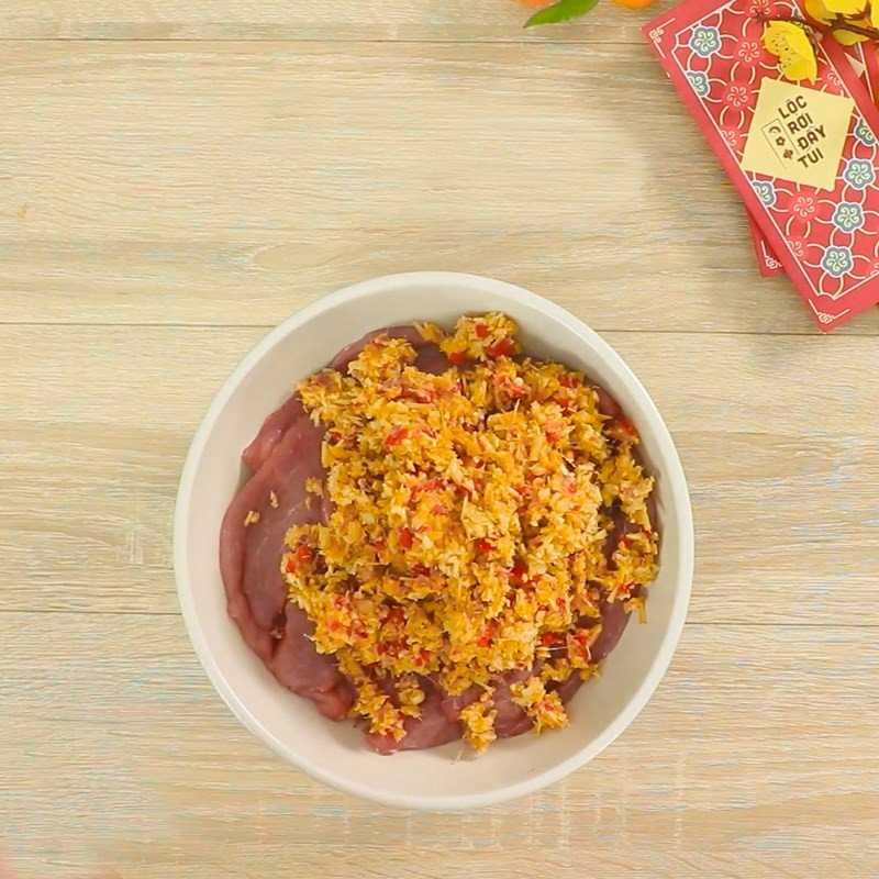 Thịt lợn đang được ướp đều với các loại gia vị tạo nên món bò khô giả