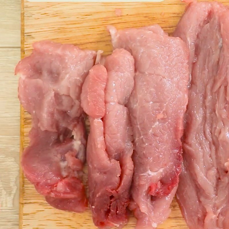 Thịt lợn được cắt lát mỏng để chế biến món bò khô giả