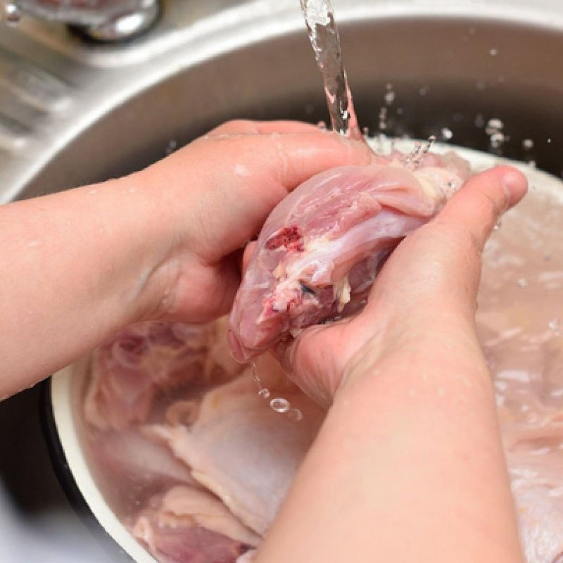 Thịt lợn được thái lát để làm thịt lợn khô bằng nồi chiên không dầu