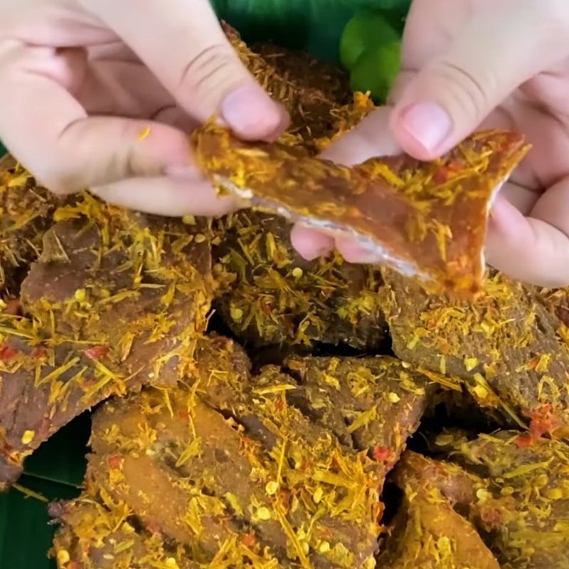 Thịt lợn khô đã hoàn thành bằng nồi chiên không dầu, sẵn sàng thưởng thức