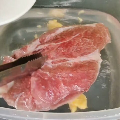 Thịt lợn tươi được rửa sạch và ngâm với gừng rượu