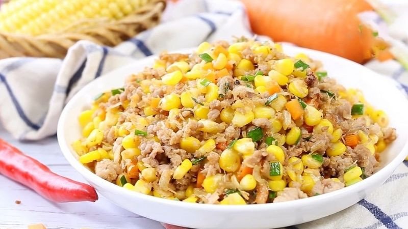 Thịt lợn xào bắp ngọt với màu sắc tươi sáng, vị thanh