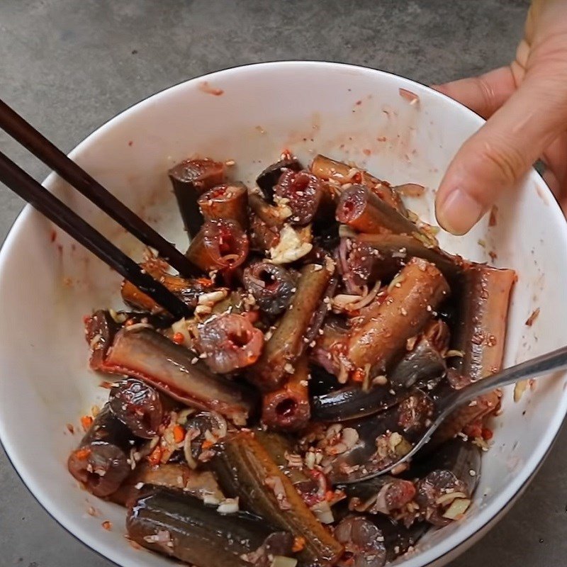 Thịt lươn đã ướp thấm đều gia vị, chuẩn bị chế biến