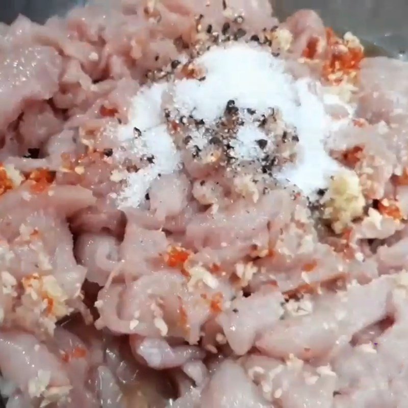 Thịt nạc đã ướp gia vị chuẩn bị gói nem