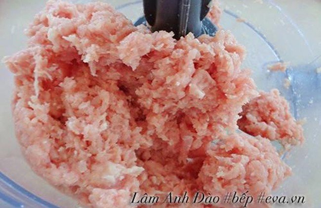 Thịt nạc mông đã thái nhỏ và gia vị