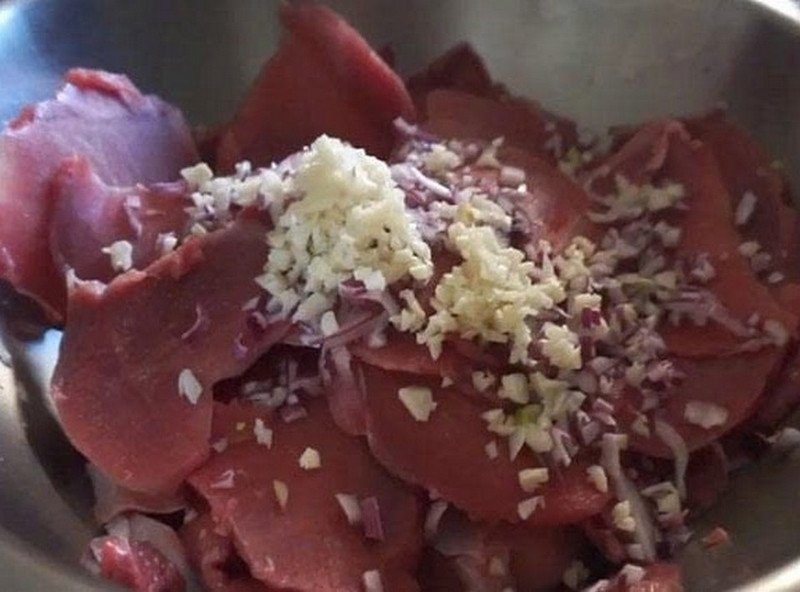 Thịt nai đang được ướp với sả, ớt và các loại gia vị