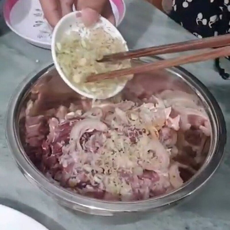 Thịt nai thái lát mỏng đang được ướp cùng gia vị, chuẩn bị cho món xào thơm ngon