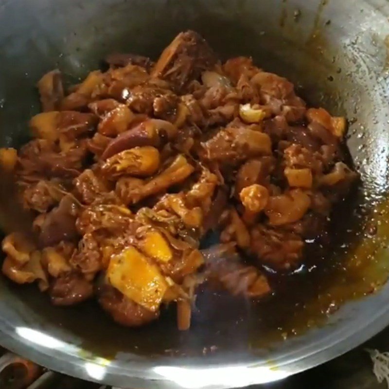 Thịt ngỗng đã ướp được nấu chín mềm trong chảo lớn