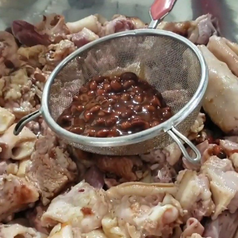 Thịt ngỗng được tẩm ướp đều gia vị để món giả cầy đậm đà