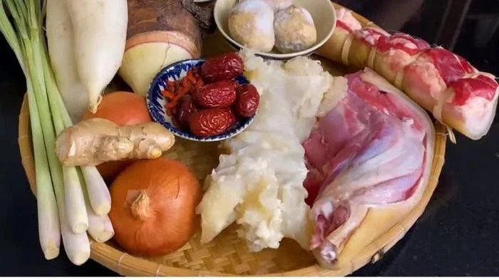 Thịt ngựa tươi và nội tạng chuẩn bị cho món lẩu, là yếu tố then chốt cho nước dùng lẩu ngựa ngon