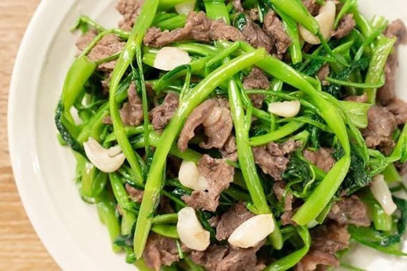 Thịt ngựa xào rau muống xanh mướt, một món ăn quen thuộc và dễ chế biến