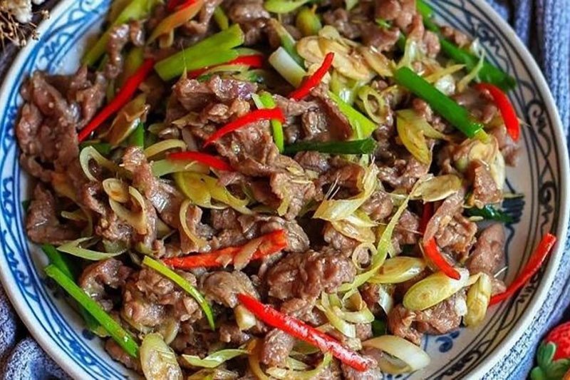 Thịt ngựa xào sả ớt cay nồng, dậy mùi thơm đặc trưng