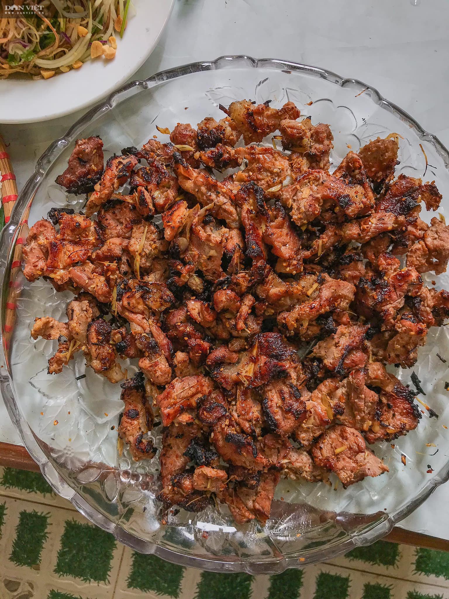 Thịt nướng trên bếp than hoa vàng ươm, hấp dẫn