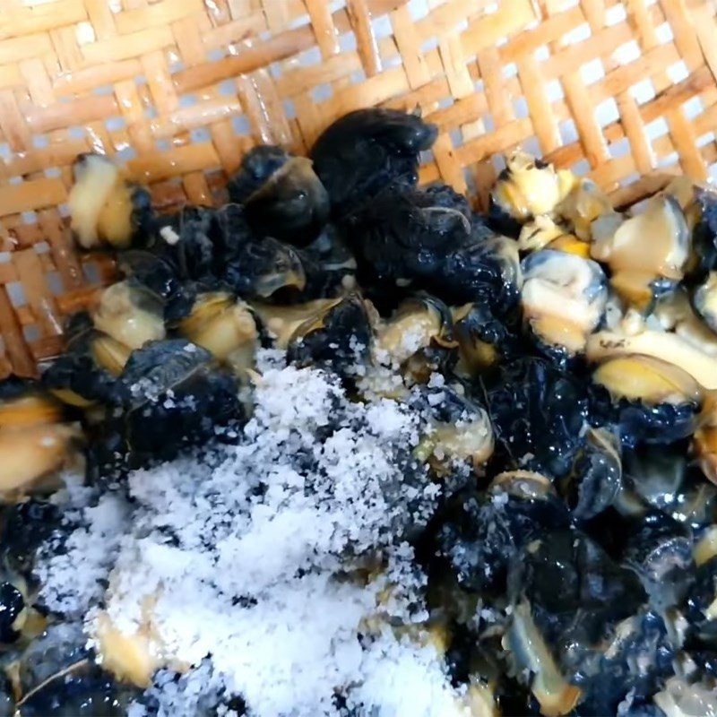 Thịt ốc bươu được bóp muối để loại bỏ nhớt và khử mùi tanh hiệu quả