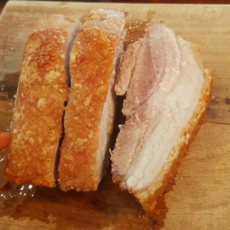 Thịt quay giòn bì vàng ruộm sau khi nướng