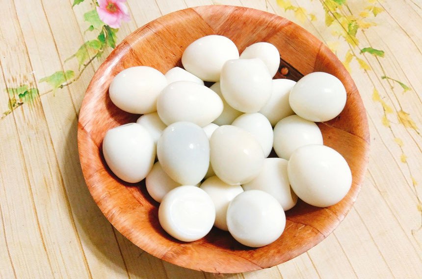 Thịt thăn và giò lụa thái hạt lựu sẵn sàng cho món súp