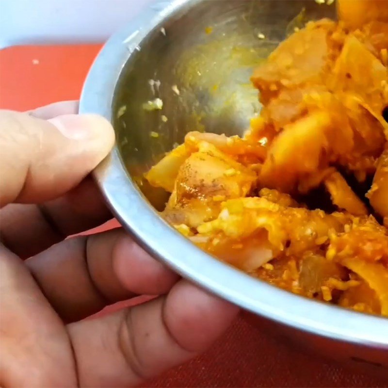 Thịt thỏ đang được ướp với gia vị