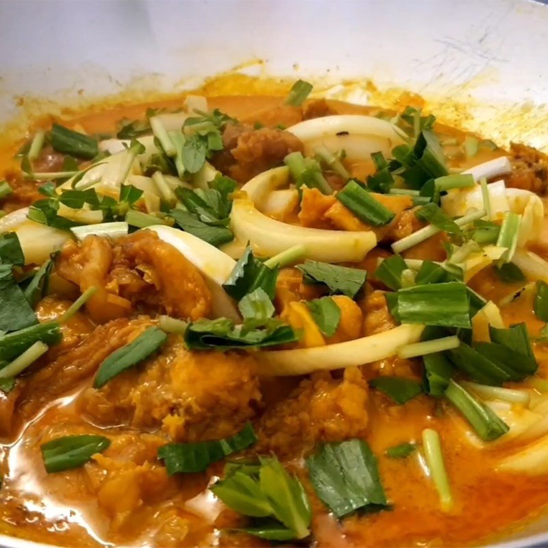 Thịt thỏ đang được xào trong chảo lớn