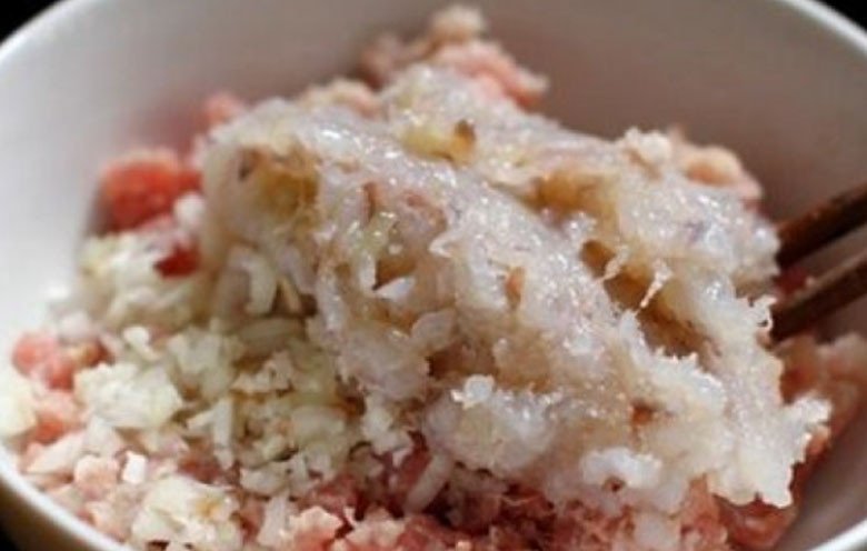 Thịt tôm băm đang được trộn gia vị làm nhân chè trôi nước mặn