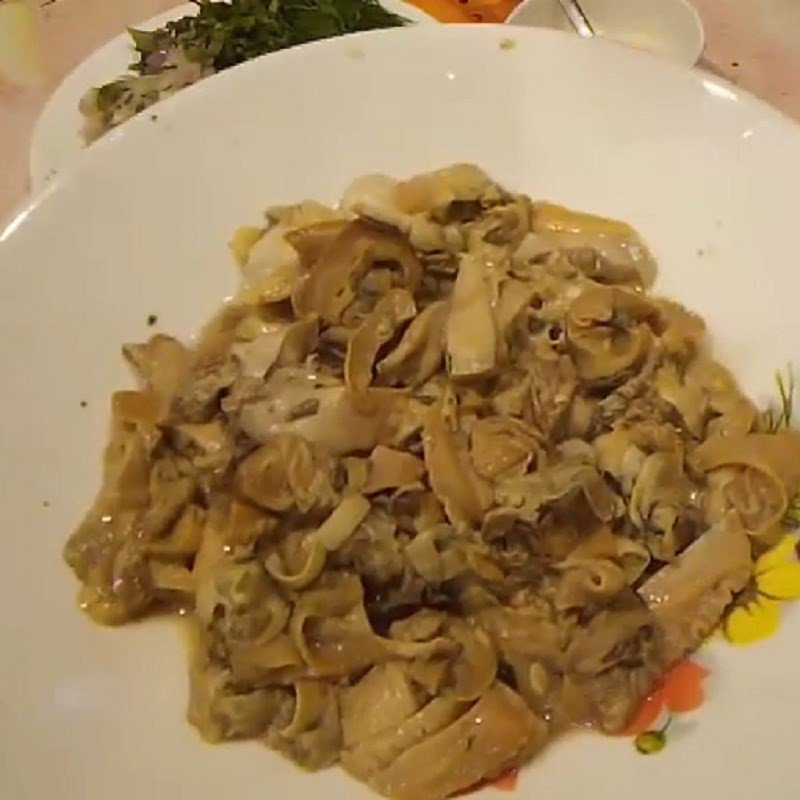 Thịt trai đã được tách vỏ và sả ớt đã thái sẵn