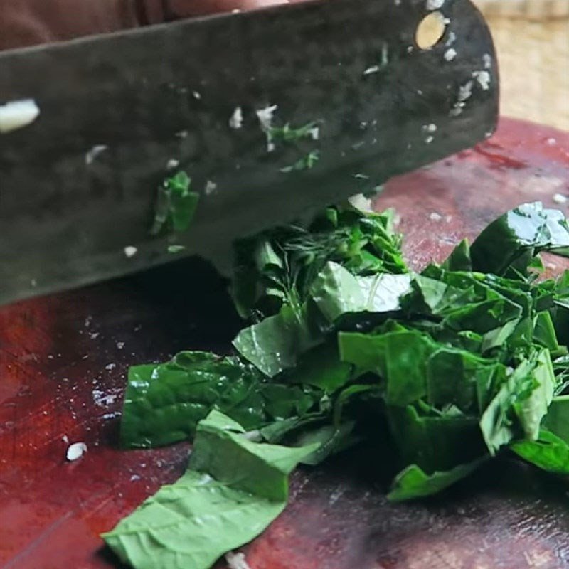 Thịt trâu đã thái lát mỏng và lá lốt cắt khúc