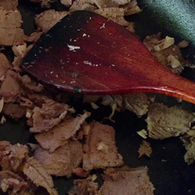 Thịt trâu đang được xào nhanh cùng sả ớt trên lửa lớn