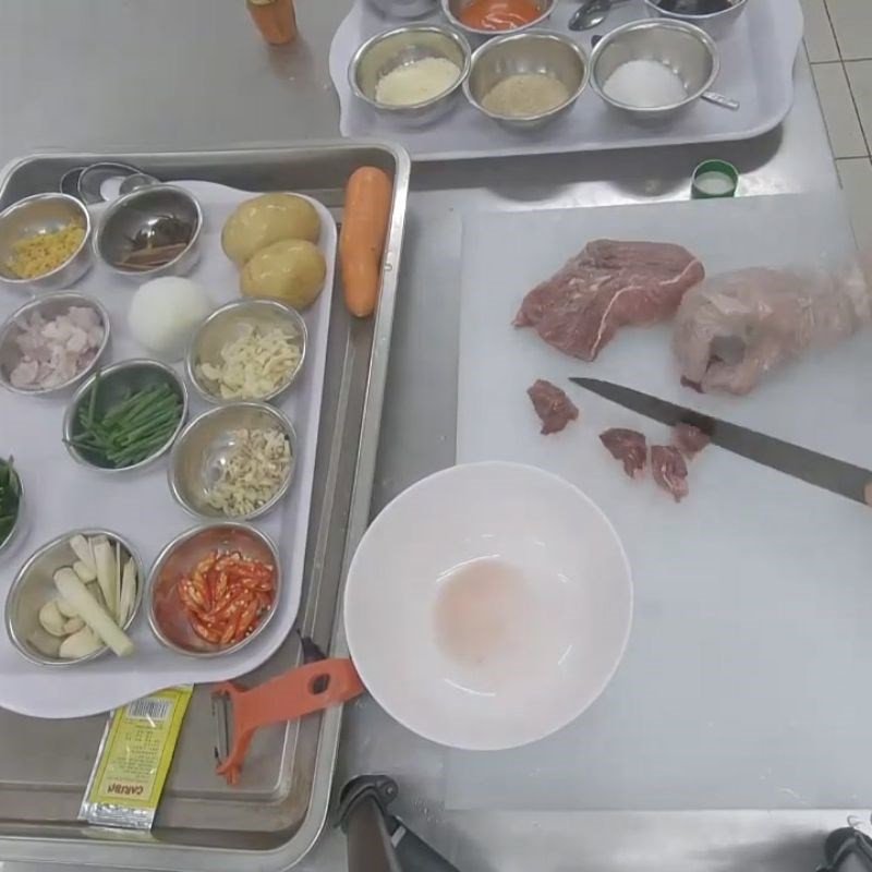 Thịt trâu sau khi sơ chế, sẵn sàng cho cách nấu thịt trâu hầm khoai tây