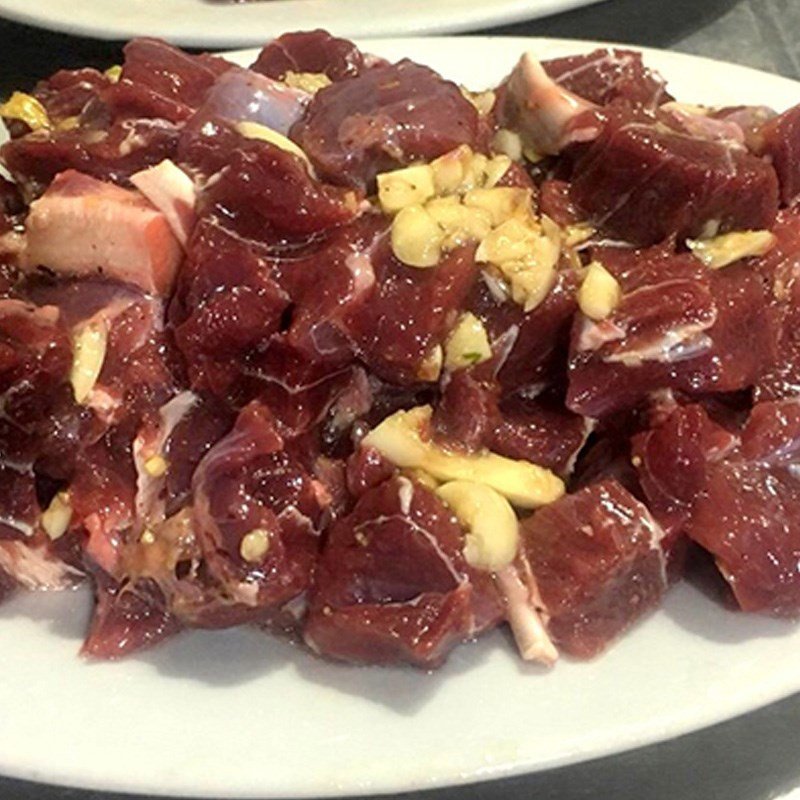 Thịt trâu thái lát đang được ướp gia vị chuẩn bị xào