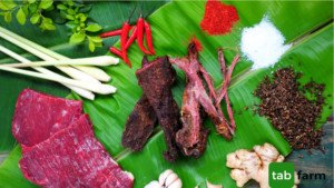 Thịt trâu tươi đã được sơ chế, thái miếng dài chuẩn bị tẩm ướp làm **thịt trâu gác bếp bằng nồi chiên không dầu**