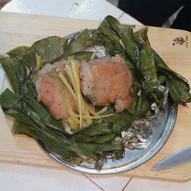 Thịt ủ muối cuộn rau sống và chấm nước mắm