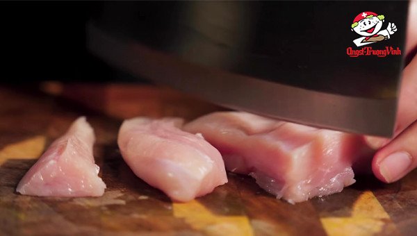 Thịt ức gà tươi được cắt lát sẵn sàng chế biến cho món ức gà chiên nước mắm