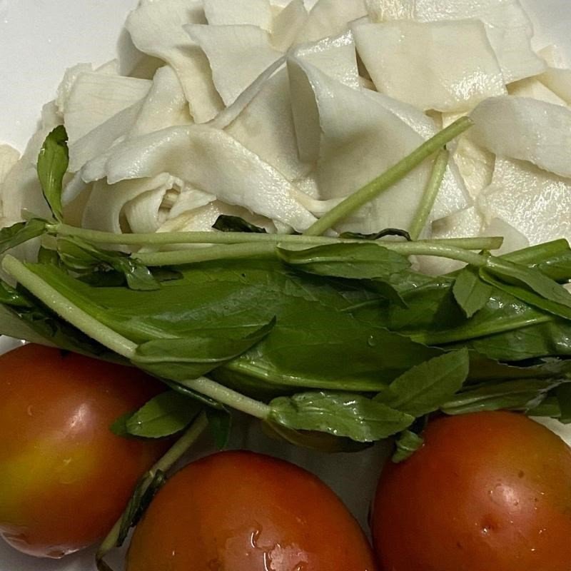 Thịt vịt đã được làm sạch và thái miếng vừa ăn, sẵn sàng để chế biến món vịt xáo măng