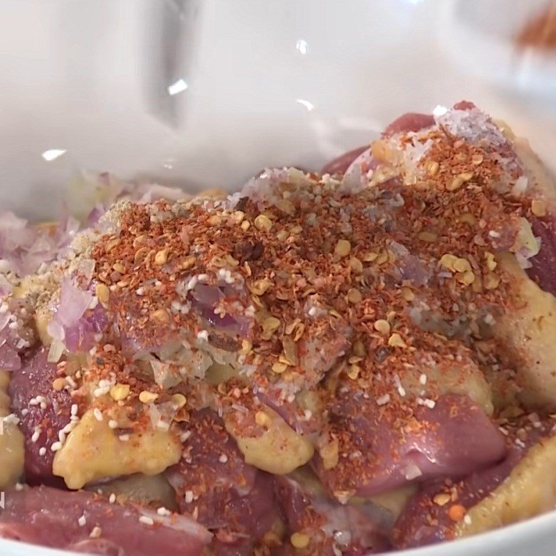 Thịt vịt đang được ướp cùng các loại gia vị