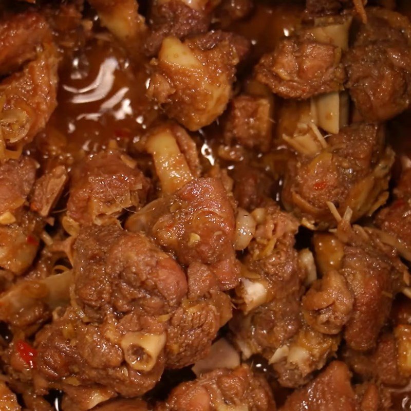 Thịt vịt kho sả đang sôi trên bếp