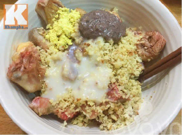 Thịt vịt sau khi sơ chế sạch sẽ được ướp gia vị để nấu giả cầy