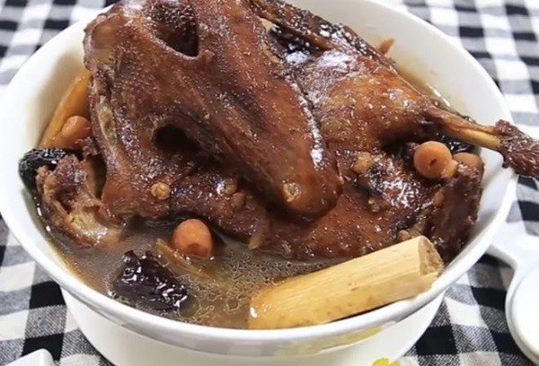 Thịt vịt tiềm nguyên con chín mềm, nước dùng đậm đà, màu sắc bắt mắt