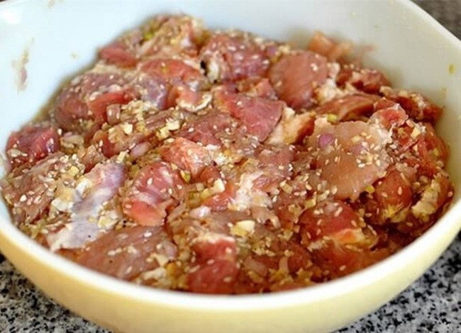 Thịt xiên nướng sả ớt vàng ươm sau khi ướp thịt nướng ngon mềm