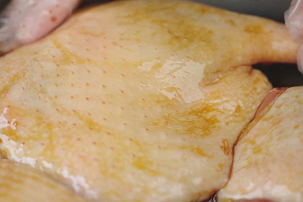 Thoa hắc xì dầu đều lên đùi vịt để tạo màu hấp dẫn khi thực hiện cách nấu mì vịt tiềm