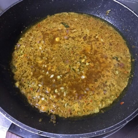 Thơm nồng chảo phi hành tỏi và sả ớt chuẩn bị nấu ếch xào lăn