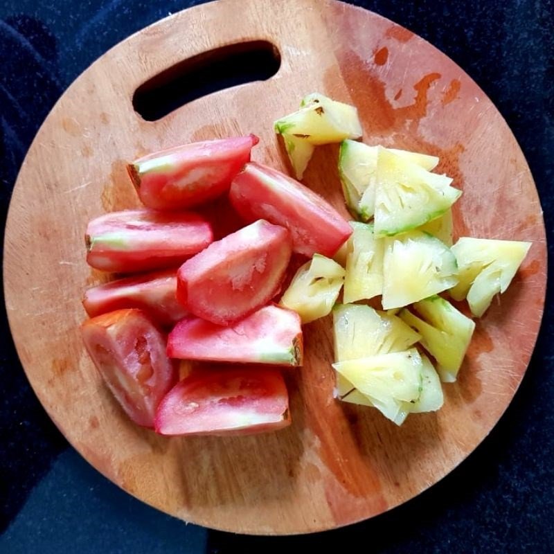 Thơm và cà chua cắt múi cau cho món canh chua