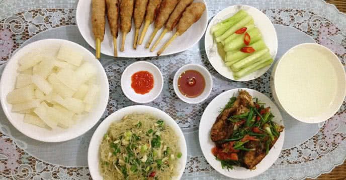 Thực đơn hàng ngày với cá chim sốt cà chua, nem lụi, miến xào cua