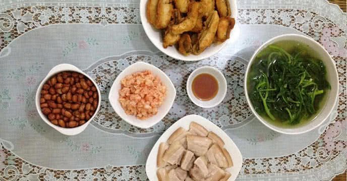 Thực đơn hàng ngày với cá rô phi chiên, tôm băm rim