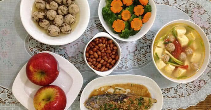 Thực đơn hàng ngày với cá thu sốt tỏi, thịt viên sốt nấm, súp lơ xào