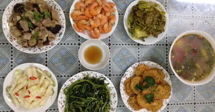 Thực đơn hàng ngày với canh chua cá, tôm rim, chân giò hầm hạt sen