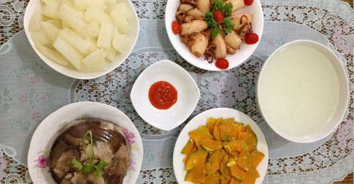 Thực đơn hàng ngày với mực chiên mắm, thịt đông