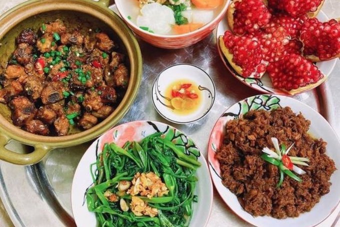 Thực đơn hàng ngày với sườn non ram, rau muống xào tỏi