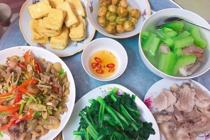 Thực đơn hàng ngày với thịt chân giò luộc, đậu phụ chiên