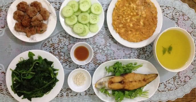 Thực đơn hàng ngày với trứng chiên thịt, cá thu chiên, thịt viên chiên