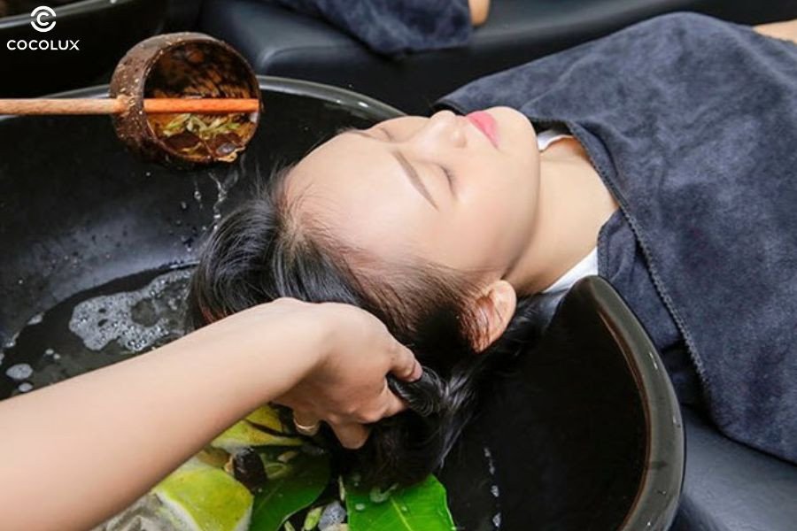 Thực hành gội đầu đúng cách với dầu gội thảo dược để phát huy hiệu quả tối đa
